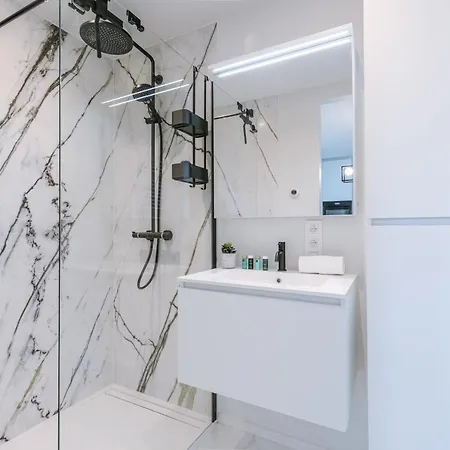 Modern 2 Bedroom In With Terrace